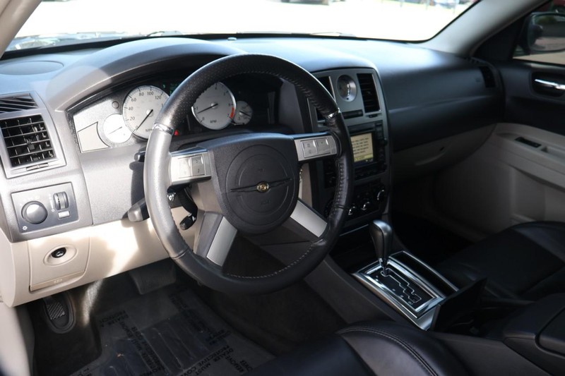 Chrysler 300 Vehicle Full-screen Gallery Image 16