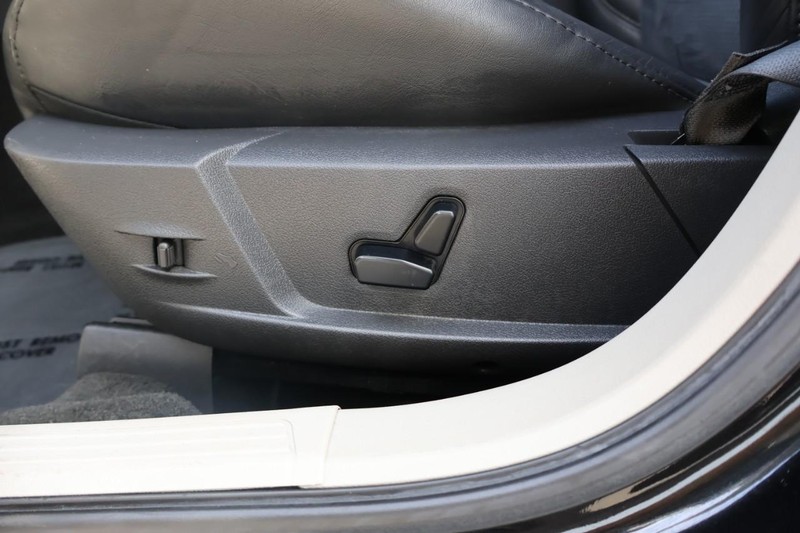 Chrysler 300 Vehicle Full-screen Gallery Image 17