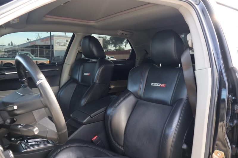 Chrysler 300 Vehicle Full-screen Gallery Image 18