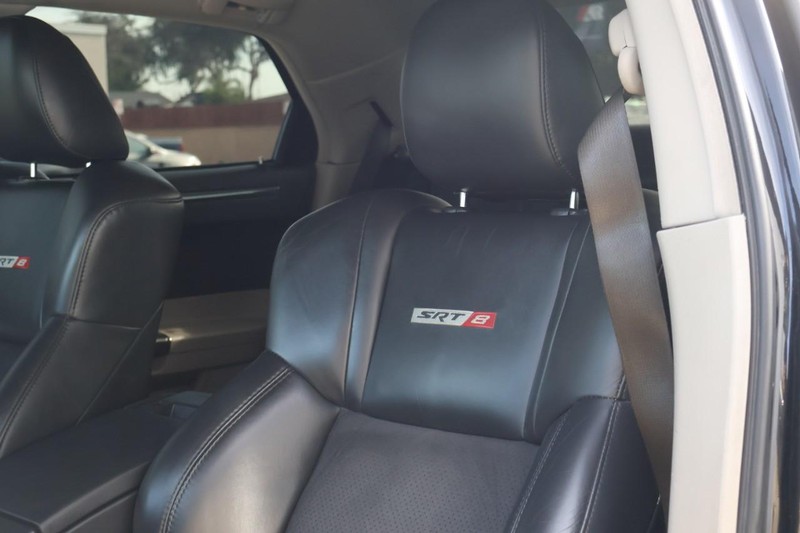 Chrysler 300 Vehicle Full-screen Gallery Image 19