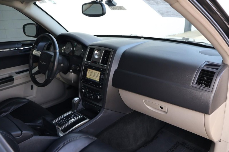 Chrysler 300 Vehicle Full-screen Gallery Image 20