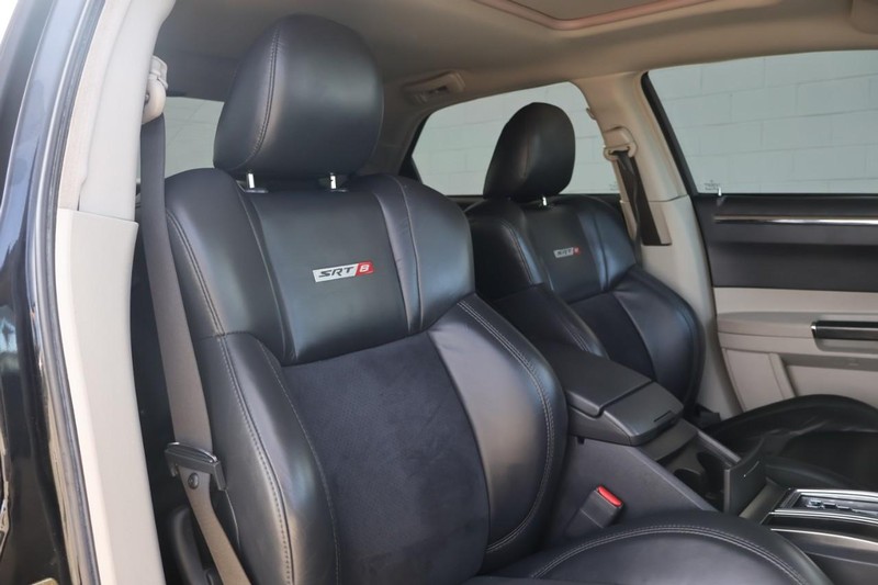 Chrysler 300 Vehicle Full-screen Gallery Image 21