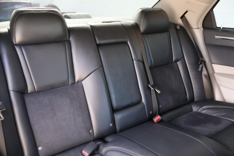 Chrysler 300 Vehicle Full-screen Gallery Image 22