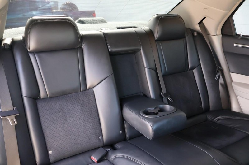 Chrysler 300 Vehicle Full-screen Gallery Image 23