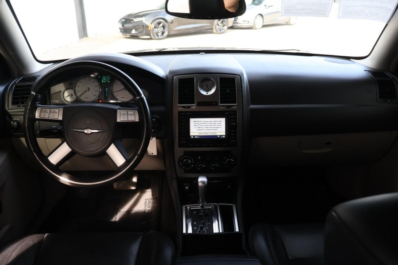 Chrysler 300 Vehicle Full-screen Gallery Image 25