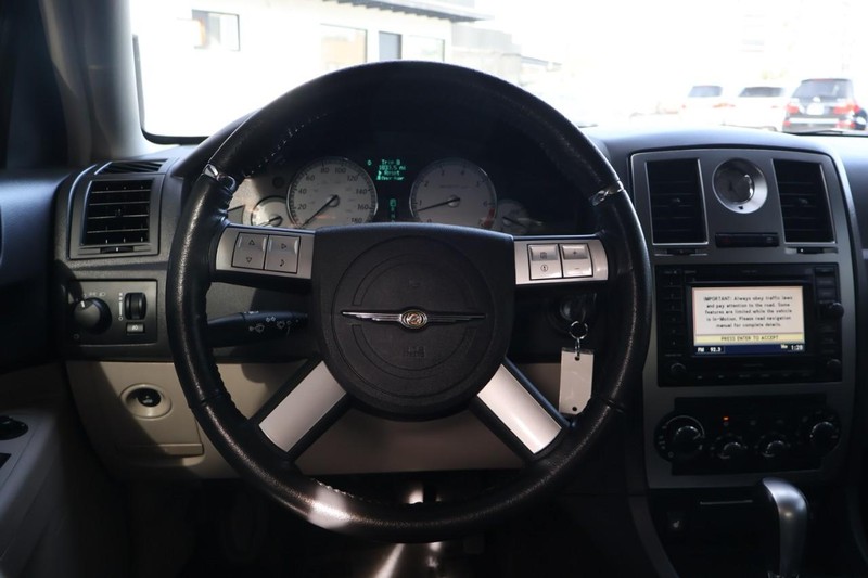 Chrysler 300 Vehicle Full-screen Gallery Image 27