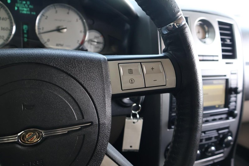 Chrysler 300 Vehicle Full-screen Gallery Image 29