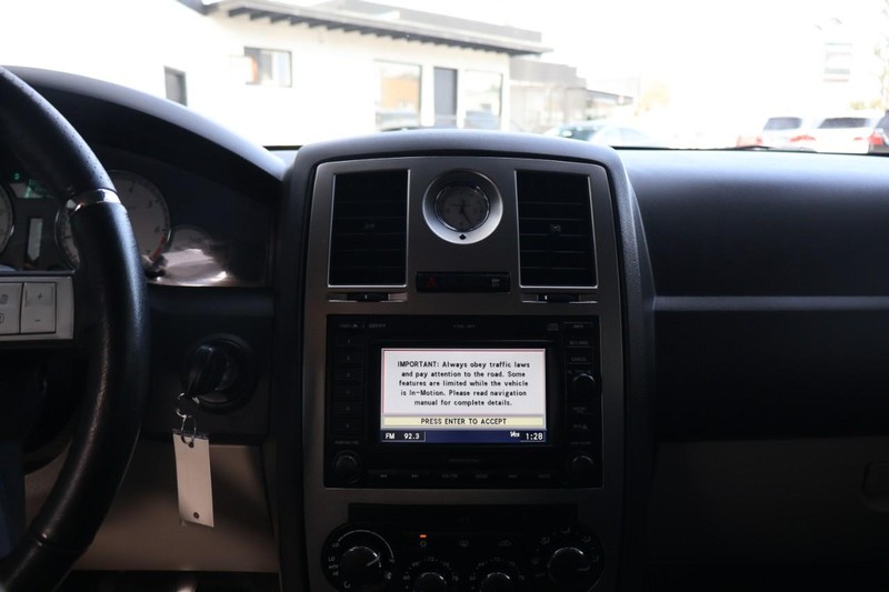 Chrysler 300 Vehicle Full-screen Gallery Image 30