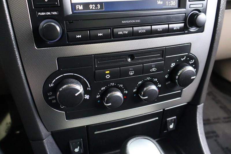 Chrysler 300 Vehicle Full-screen Gallery Image 33