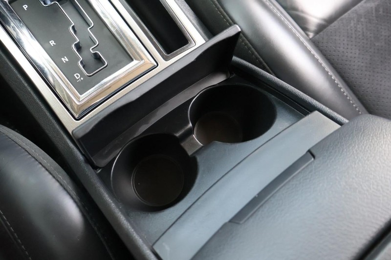 Chrysler 300 Vehicle Full-screen Gallery Image 36