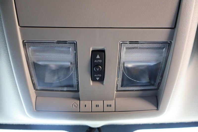 Chrysler 300 Vehicle Full-screen Gallery Image 37