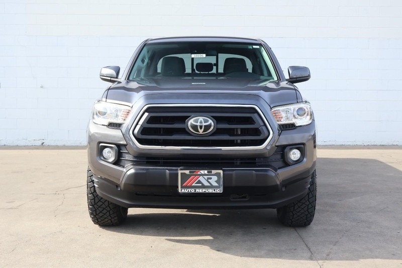 Toyota Tacoma Vehicle Full-screen Gallery Image 02