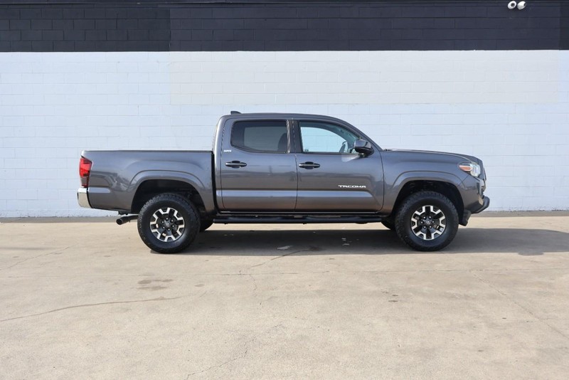 Toyota Tacoma Vehicle Full-screen Gallery Image 04