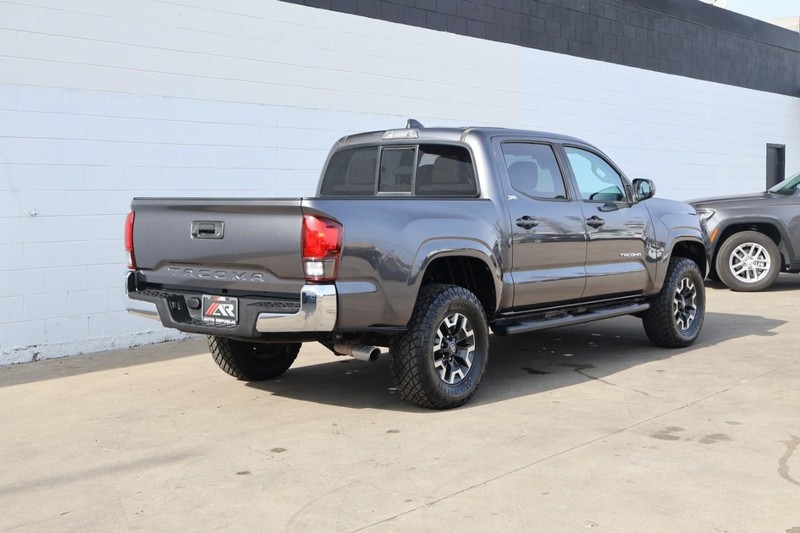 Toyota Tacoma Vehicle Full-screen Gallery Image 05