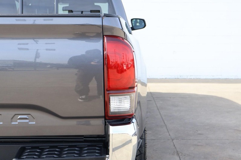 Toyota Tacoma Vehicle Full-screen Gallery Image 07