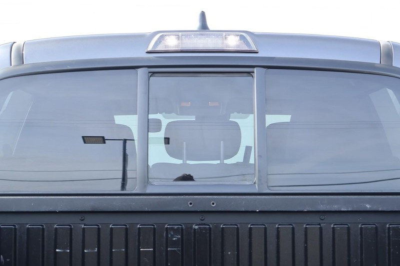 Toyota Tacoma Vehicle Full-screen Gallery Image 09