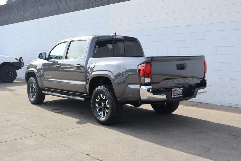 Toyota Tacoma Vehicle Full-screen Gallery Image 10