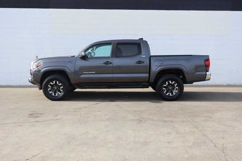 Toyota Tacoma Vehicle Full-screen Gallery Image 11