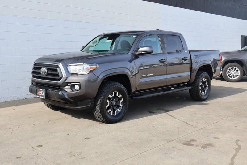 Toyota Tacoma Vehicle Full-screen Gallery Image 12