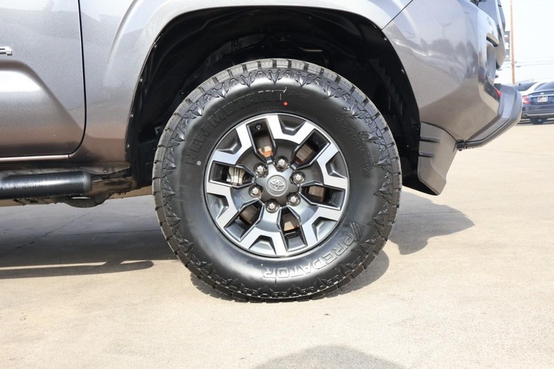 Toyota Tacoma Vehicle Full-screen Gallery Image 14