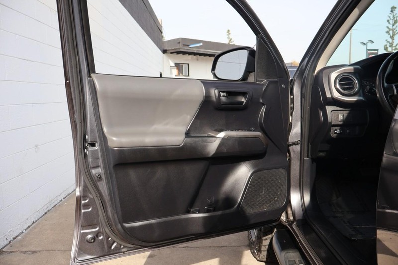 Toyota Tacoma Vehicle Full-screen Gallery Image 15