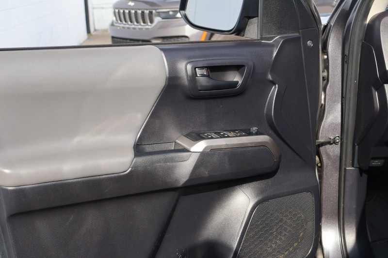 Toyota Tacoma Vehicle Full-screen Gallery Image 16