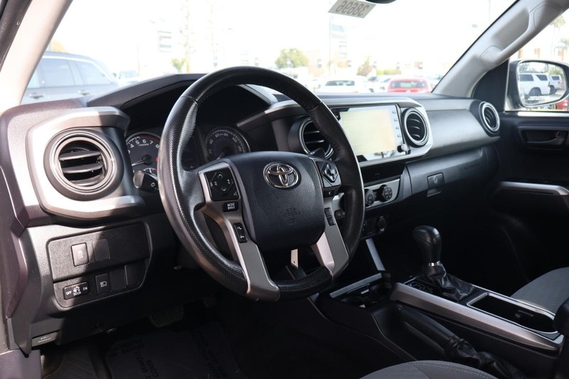 Toyota Tacoma Vehicle Full-screen Gallery Image 17