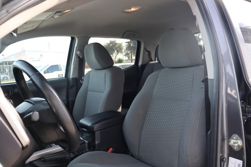 Toyota Tacoma Vehicle Full-screen Gallery Image 18