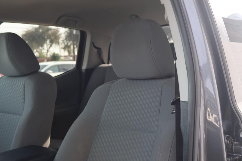 Toyota Tacoma Vehicle Full-screen Gallery Image 19