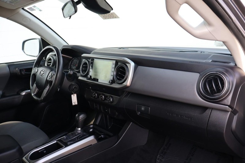 Toyota Tacoma Vehicle Full-screen Gallery Image 20