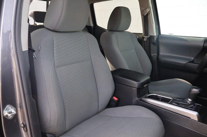 Toyota Tacoma Vehicle Full-screen Gallery Image 21