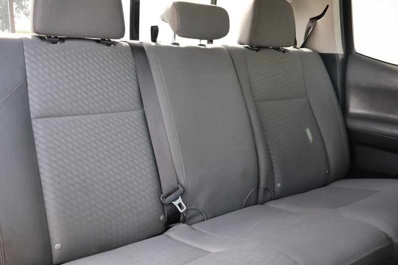 Toyota Tacoma Vehicle Full-screen Gallery Image 22