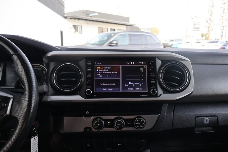 Toyota Tacoma Vehicle Full-screen Gallery Image 23