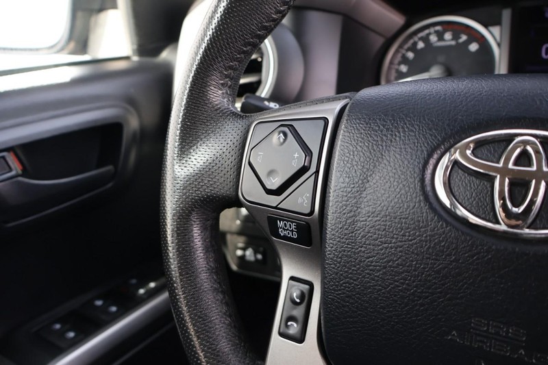 Toyota Tacoma Vehicle Full-screen Gallery Image 26