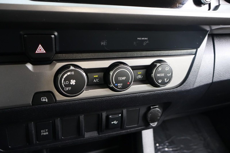 Toyota Tacoma Vehicle Full-screen Gallery Image 31