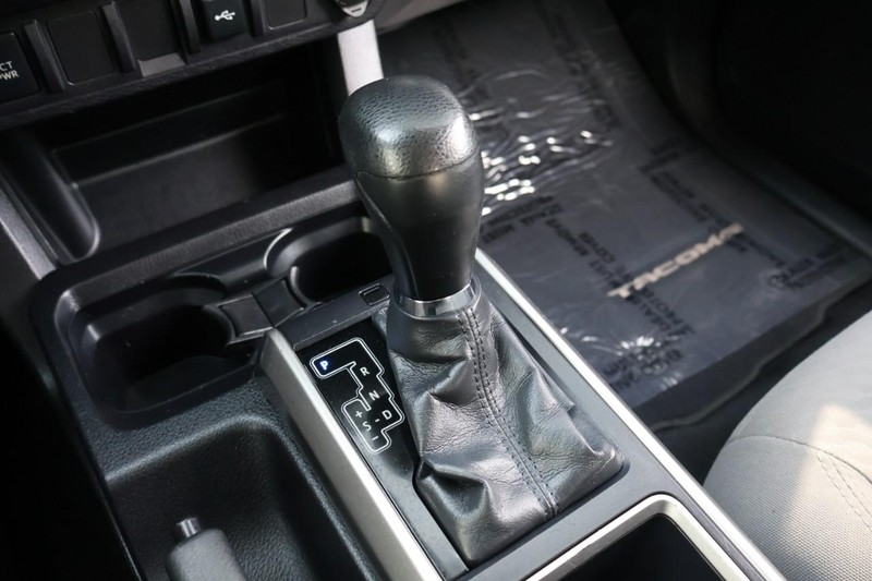 Toyota Tacoma Vehicle Full-screen Gallery Image 32