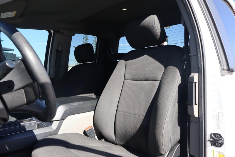 Ford F-150 Vehicle Full-screen Gallery Image 17