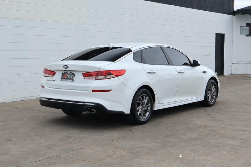 Kia Optima Vehicle Full-screen Gallery Image 05