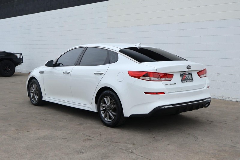 Kia Optima Vehicle Full-screen Gallery Image 09