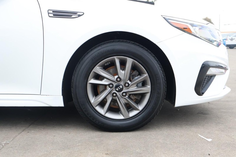 Kia Optima Vehicle Full-screen Gallery Image 13