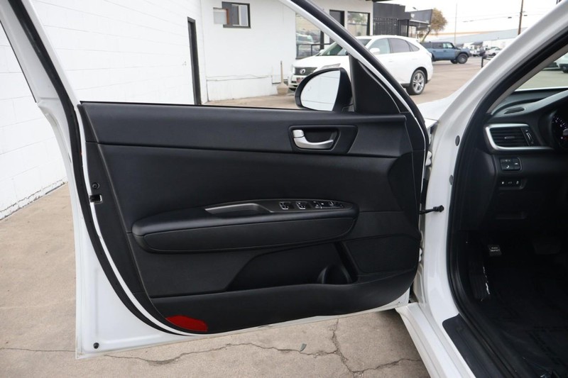 Kia Optima Vehicle Full-screen Gallery Image 14