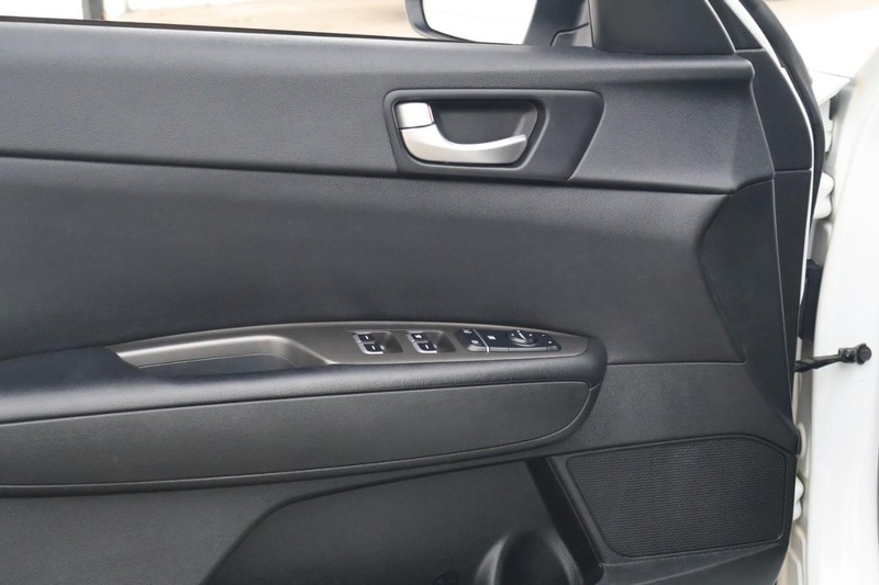 Kia Optima Vehicle Full-screen Gallery Image 15