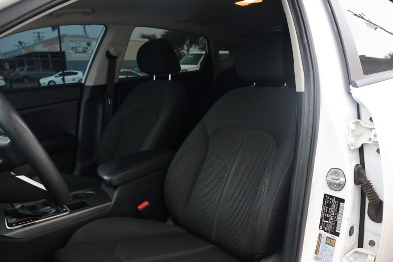 Kia Optima Vehicle Full-screen Gallery Image 17