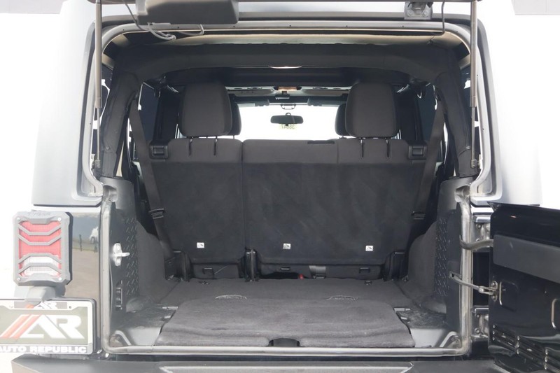 Jeep Wrangler Unlimited Vehicle Full-screen Gallery Image 12