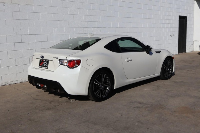 Subaru BRZ Vehicle Full-screen Gallery Image 05