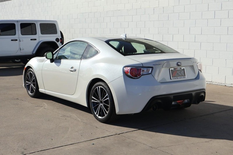 Subaru BRZ Vehicle Full-screen Gallery Image 09