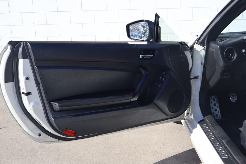 Subaru BRZ Vehicle Full-screen Gallery Image 14