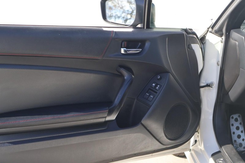 Subaru BRZ Vehicle Full-screen Gallery Image 15