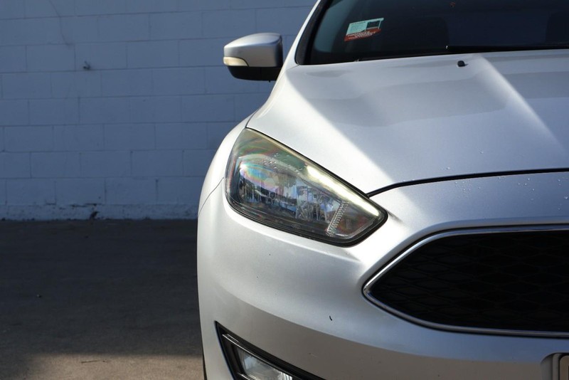 Ford Focus Hatchback Vehicle Full-screen Gallery Image 03