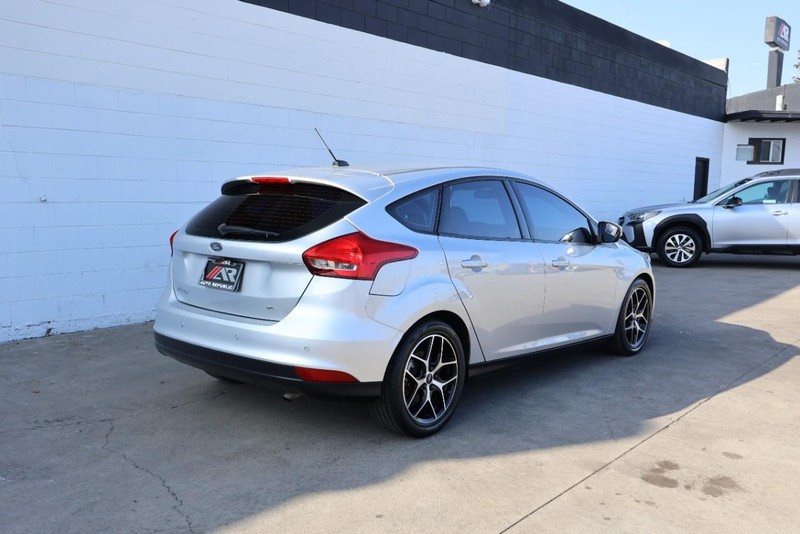 Ford Focus Hatchback Vehicle Full-screen Gallery Image 05